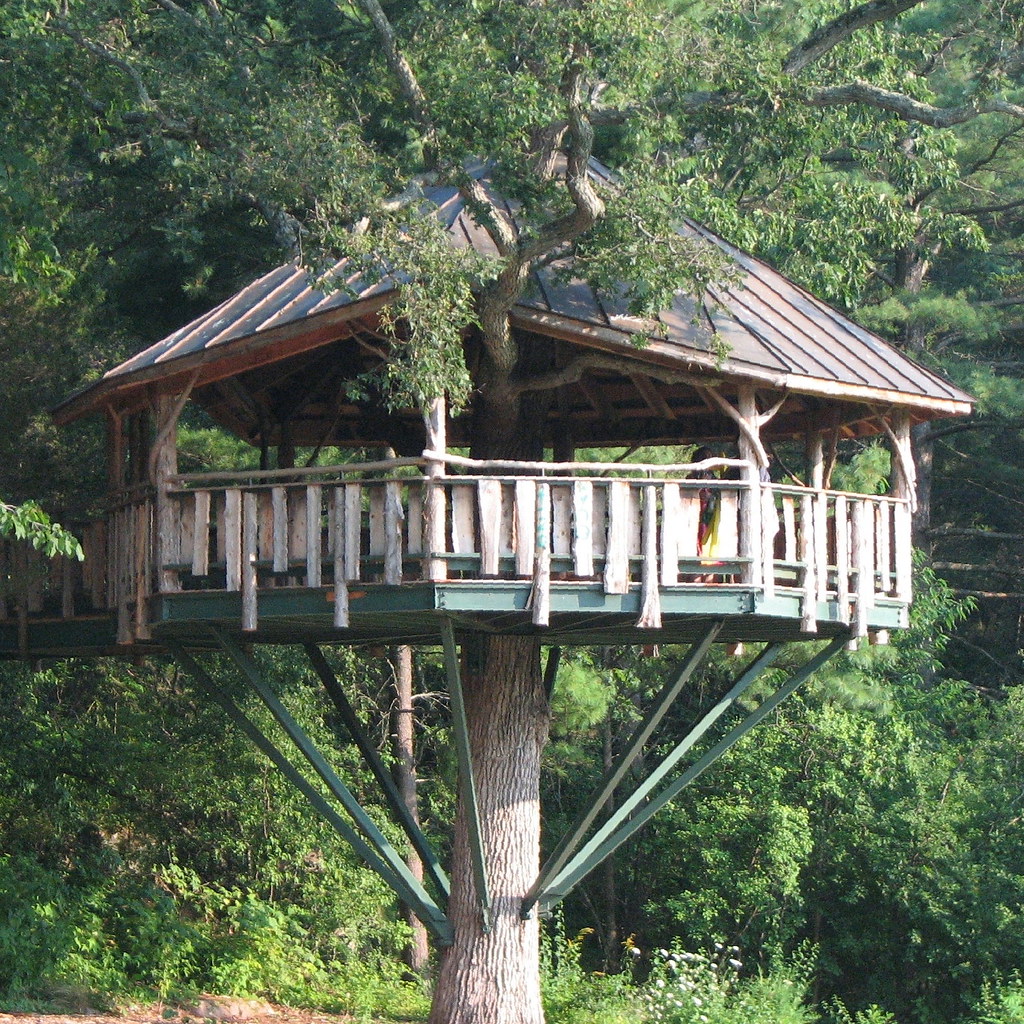1.⁣ Harmonizing Nature and Architecture: Designing a Spectacular Garden Treehouse ⁣Amidst the Greenery