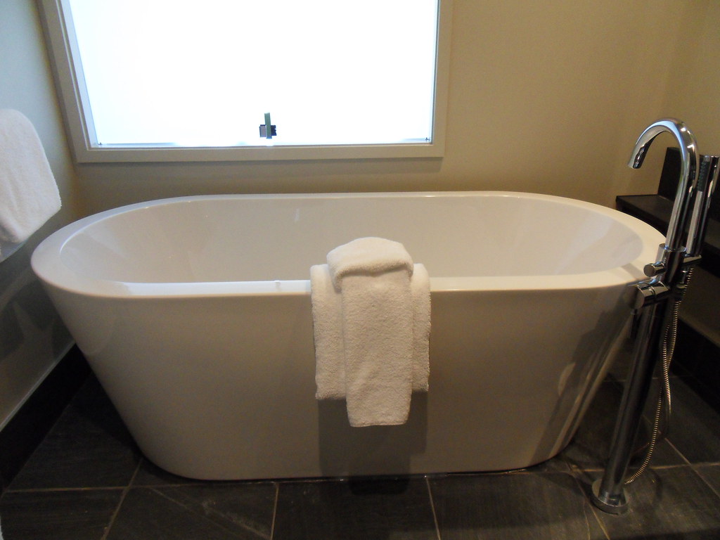 How⁢ to prevent bathtub slips‍ and falls?
