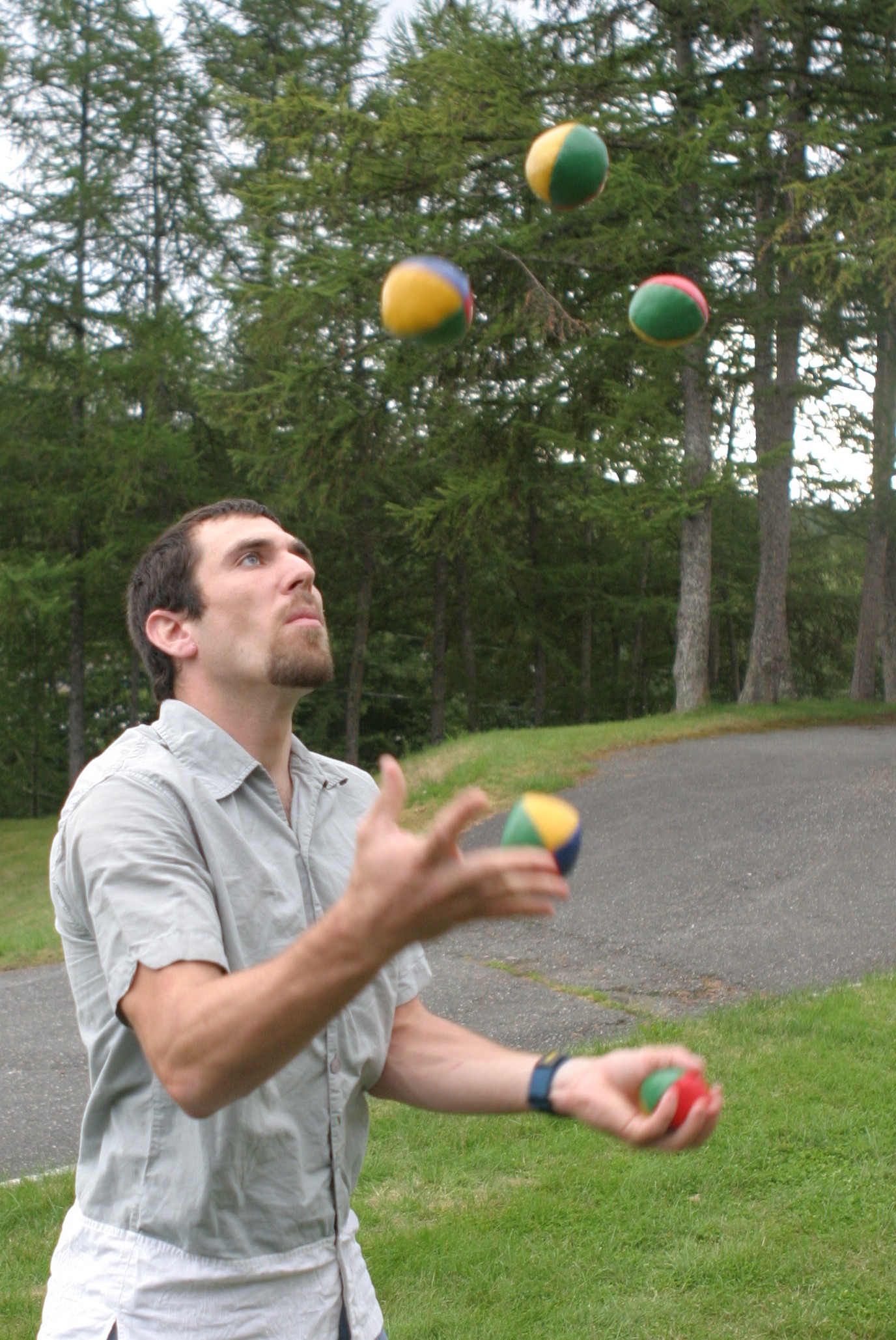 1.⁢ Becoming a Juggling Maestro: Mastering Proper‌ Grip Techniques and Equipment⁢ Selection