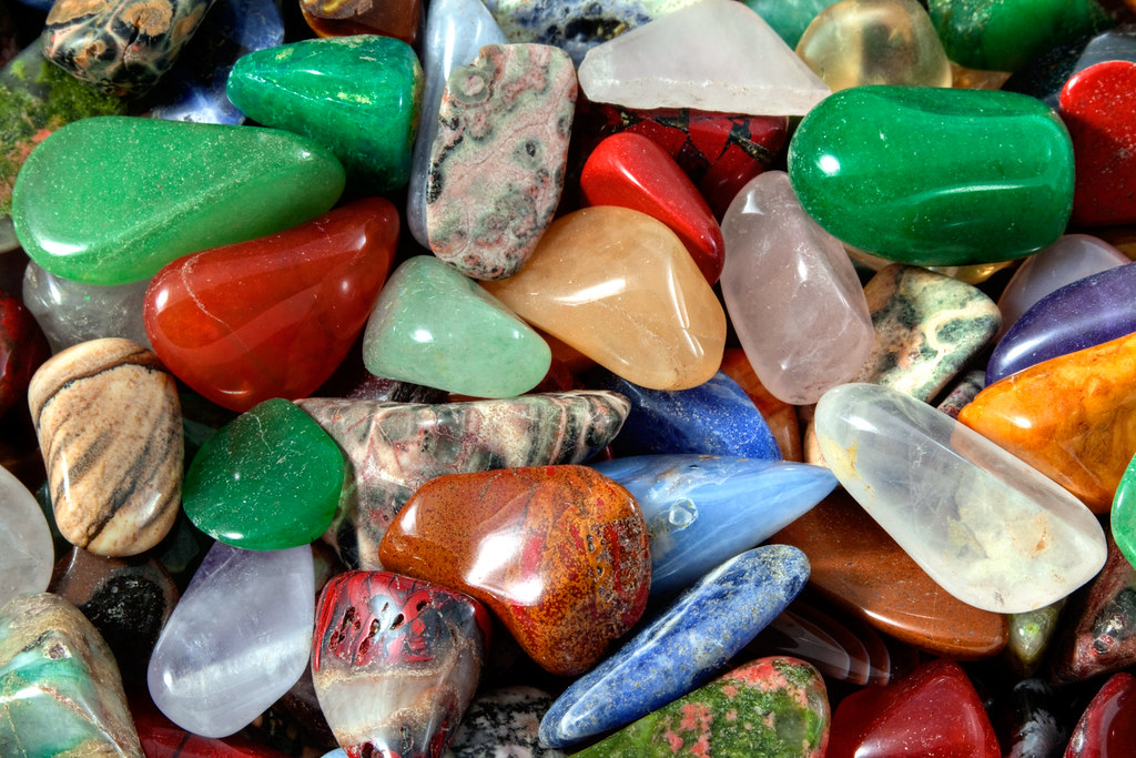 2. Choosing⁢ the Perfect Stones and Pebbles: ‍Recommendations to Elevate Your Garden to New Heights