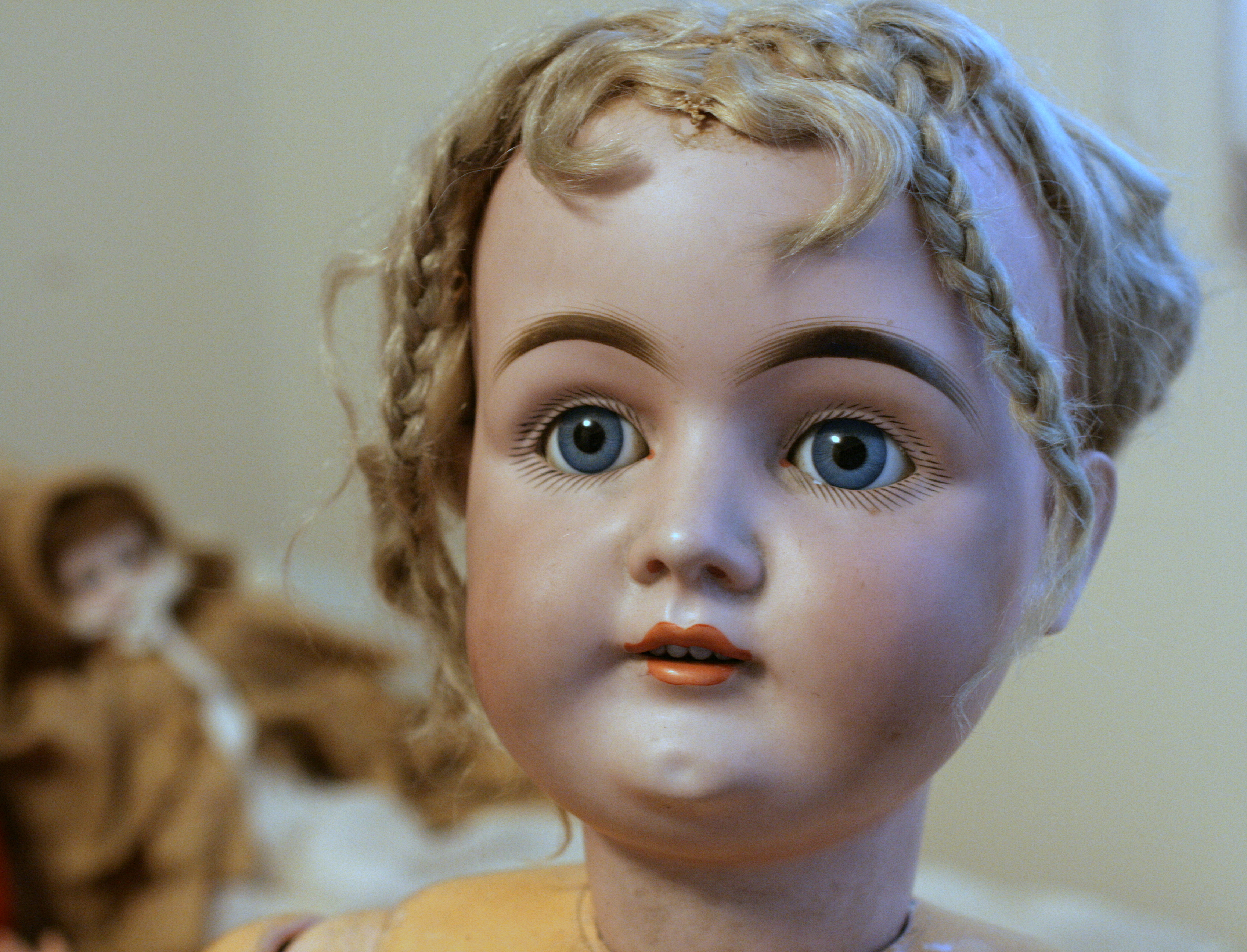 1. Nurturing⁢ the Timeless Beauty: Essential Tips for Cleaning and Maintenance of Antique Dolls