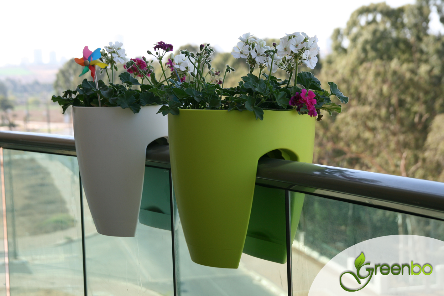 2. Curating the Perfect Railing Planter⁢ Oasis: Tips, Tricks, and Must-Have Plant Varieties