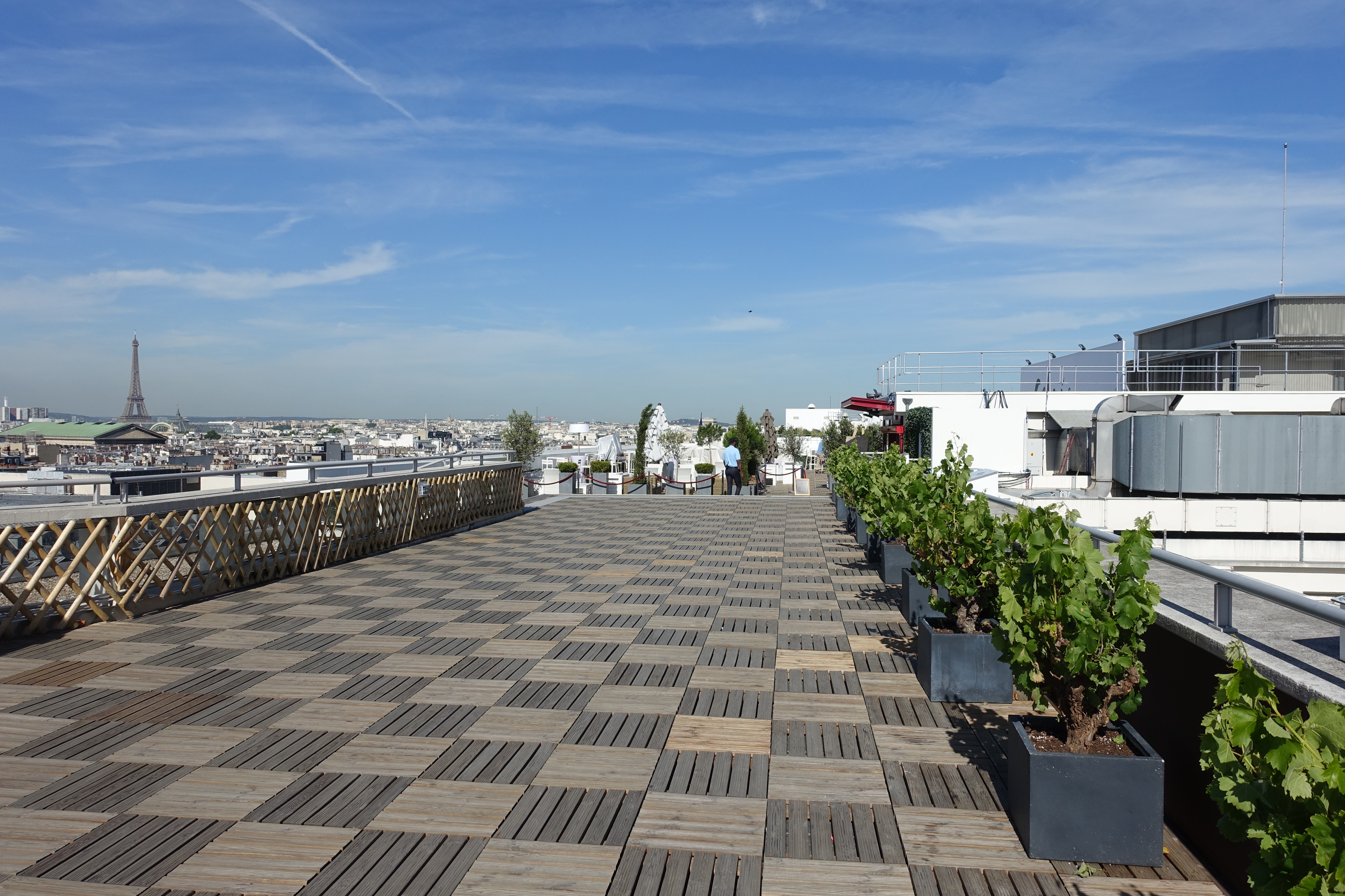 2. Maximizing Space and Comfort: Practical ​Tips for Furnishing and Layout Ideas to Transform Your Rooftop Terrace ‍into a Tranquil Retreat