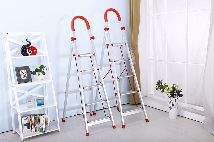 How‍ to safely use ladders and step ​stools?