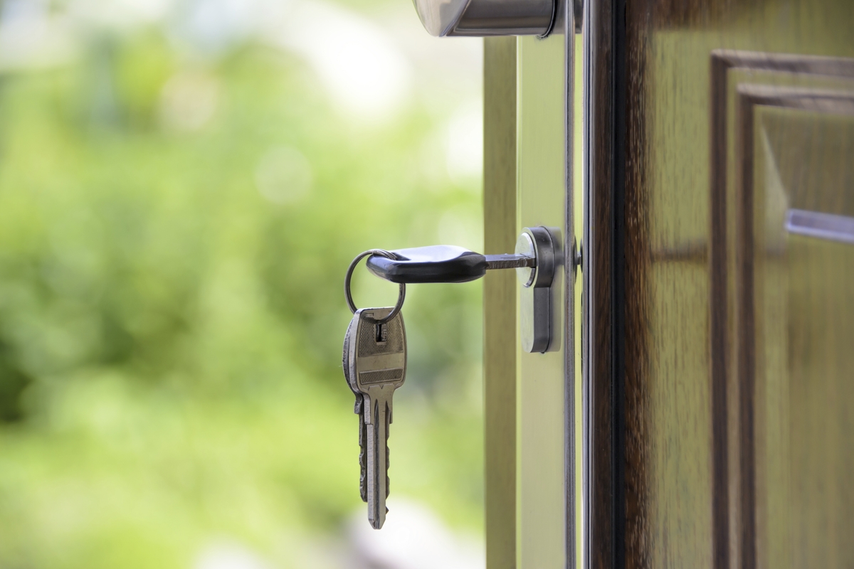 1. ‍Elevating ⁢Home Security: The ‌Importance of Installing High-Quality Door Locks and Bolts
