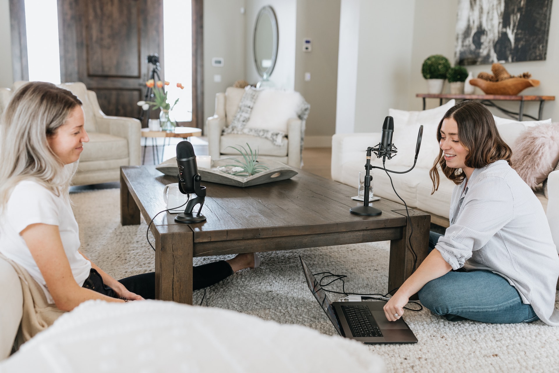 Setting the ‌Stage: Essential Equipment for a Captivating Home Podcast Setup