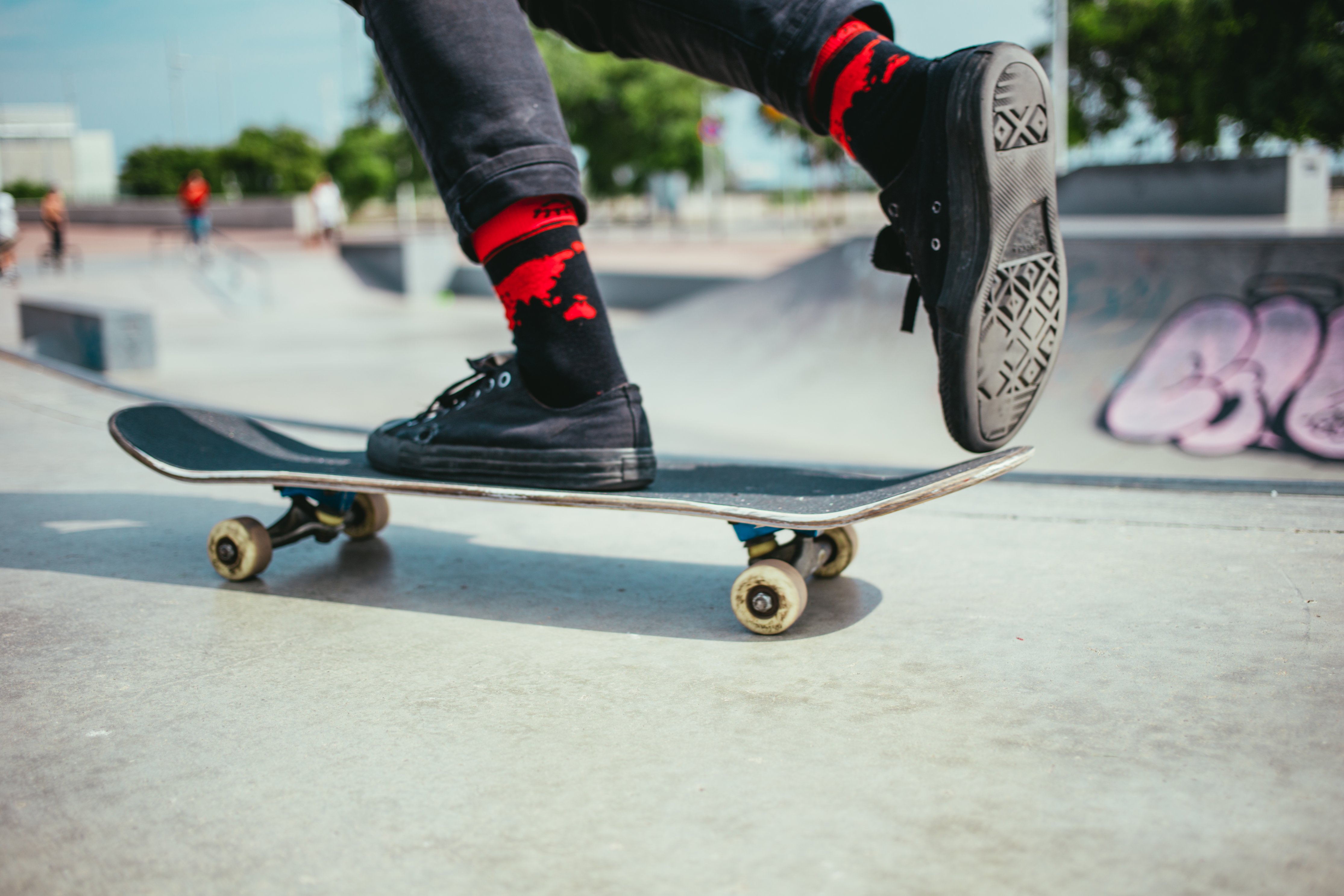 How to learn basic skateboarding tricks?
